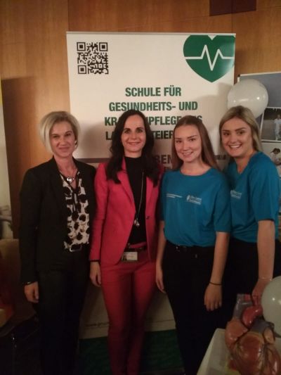 Direktorin Michaela Sundl, MSc, LfGuK Dorothea Papst, MSc., Auszubildende
