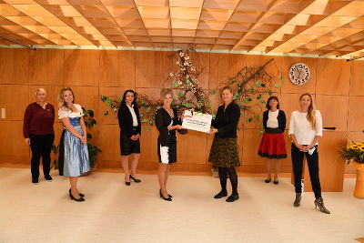 von links nach rechts: PFA Kerstin Saiger, DGKP Caroline Greimel, LfGuK Barbara Friedl, MSc, Direktorin Michaela Sundl, MSc, Maga. Gudrun Schlemmer, MPH (Styria Vitalis), Referatsleitung FAGP Maga. Drin. Karin Pesl-Ulm und Landesrätin Drin. Juliane Bogner-Strauß