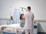 Pflege ist abwechslungsreich. Es erwarten Sie täglich neue Herausforderungen. © Studio Lou Pflege ist abwechslungsreich. Es erwarten Sie täglich neue Herausforderungen.