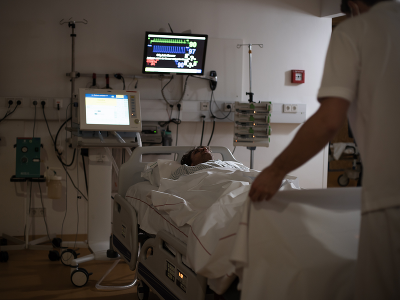 In der Pflege kannst du in zahlreichen Bereichen arbeiten, u. a. auch auf der Intensivstation. © Studio Lou In der Pflege kannst du in zahlreichen Bereichen arbeiten, u. a. auch auf der Intensivstation.