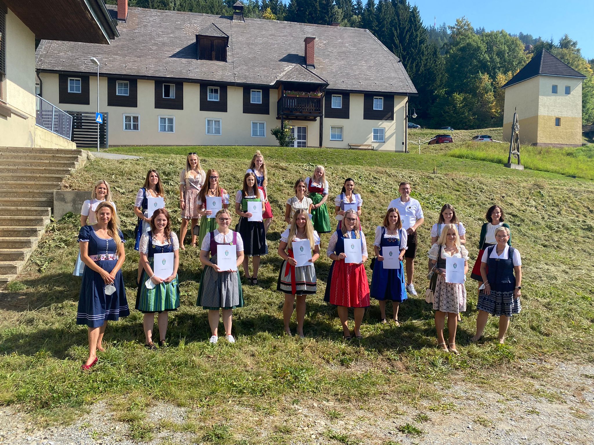 13 Diplomand*innen mit den Ehrengästen, Klassenvorstand und Direktorin © sagkst/Priller 13 Diplomand*innen mit den Ehrengästen, Klassenvorstand und Direktorin