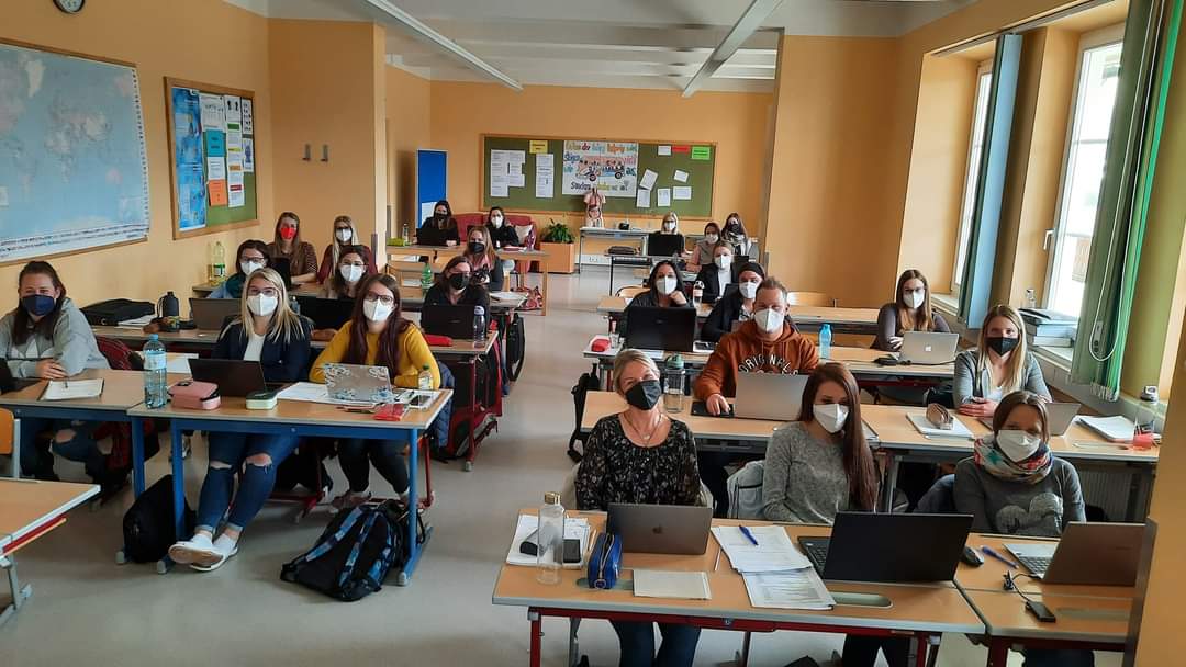 Klasse der verkürzten Ausbildung zur Diplomierten Gesundheits- und Krankenpflegerin 2022 - 2024 © SAGKST / Priller Klasse der verkürzten Ausbildung zur Diplomierten Gesundheits- und Krankenpflegerin 2022 - 2024