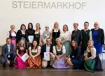 Klassenvorstand Eva Rath M.Ed mit Direktor Truschnegg MSc und Frau Otter und der Klasse Pflegefachassistenz © Eichwald