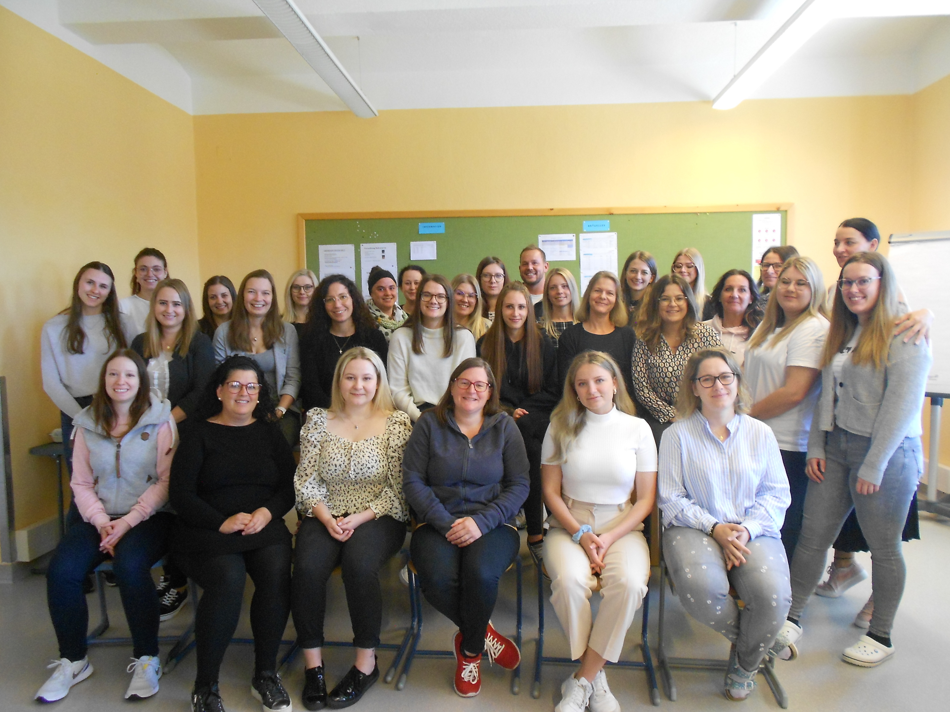 29 Auszubildende DGKP, am Foto alle zukünftigen DGKP’s  mit Klassenlehrerin 