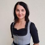 Portrait von Frau Wallner mit schwarze Haare