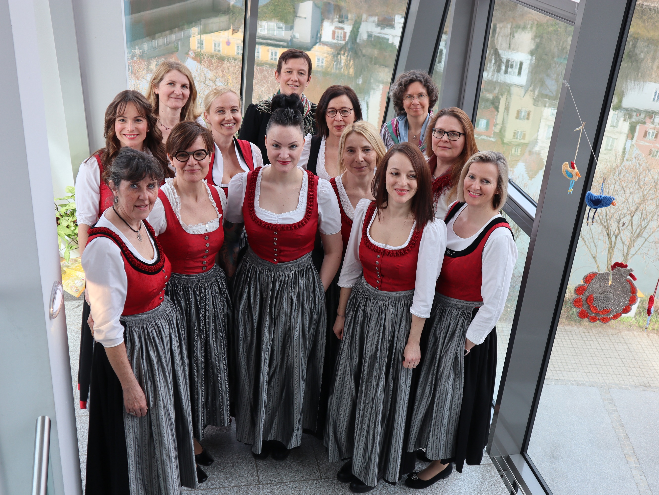 Bild von den Lehrerinnen mit dem selbst gestalteten Teamdirndl der Schule für Gesundheits-  und Krankenpflege Frohnleiten des Landes Steiermark