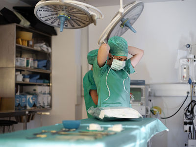 Als OTA kannst du u.a. in den verschiedensten Operationsbereichen aller chirurgischen Fachgebiete arbeiten. © Studio Lou Als OTA kannst du u.a. in den verschiedensten Operationsbereichen aller chirurgischen Fachgebiete arbeiten.