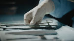 Das Instrumentieren, sprich das Reichen der entsprechenden Instrumente während OPs, ist ein Teil der Arbeit. © Daysatreef Das Instrumentieren, sprich das Reichen der entsprechenden Instrumente während OPs, ist ein Teil der Arbeit.