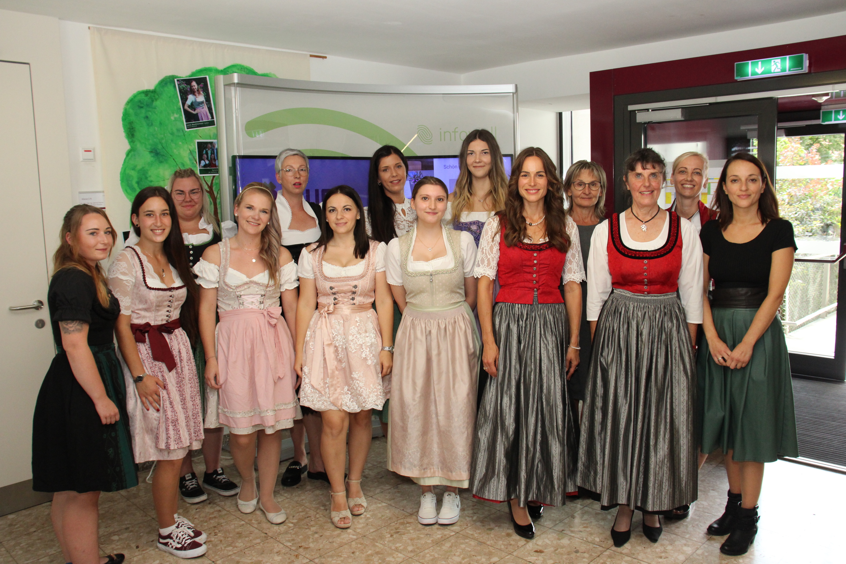 Das Gruppenfoto ist von Herrn Robert Cescutti. Am Foto sind 9 von 19 Teilnehmer:innen, das Team der Gesundheits- und Krankenpflegeschule des Landes Steiermark Frohnleiten und Direktorin Dipl. Päd. Ing.in Margit Langmann von der Fachschule für Land- und Ernährungswirtschaft Maria Lankowitz.