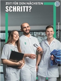 Bild von 3 Personen mit weißem Gewand die in der Pflege arbeiten.
